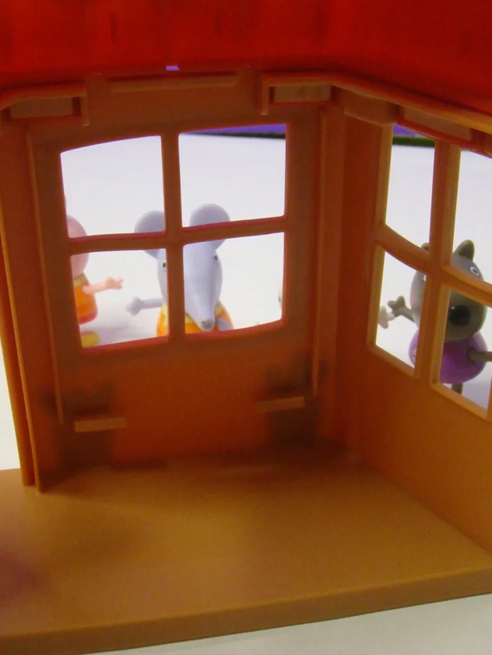 Peppa Pig Cozy Campsite Cabin W/5 Figures Peppa